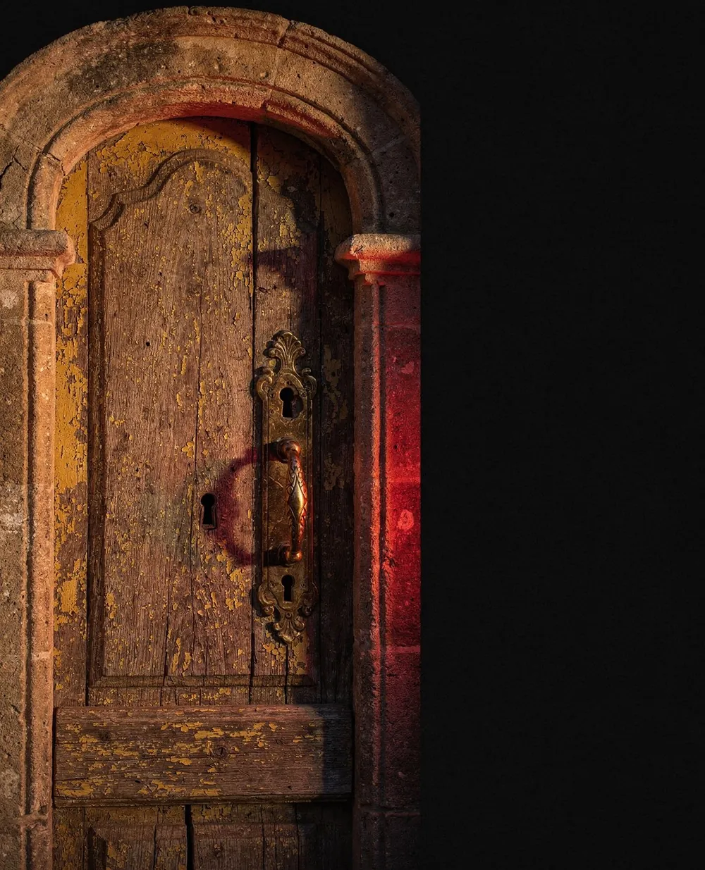 Vieille porte catalane à serrure et poignée en laiton ancien, Perpignan