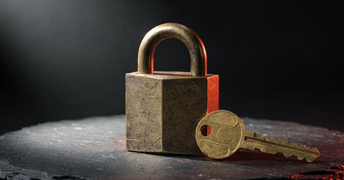 Cadenas en laiton et clé sur ardoise noire, sécurité du domicile